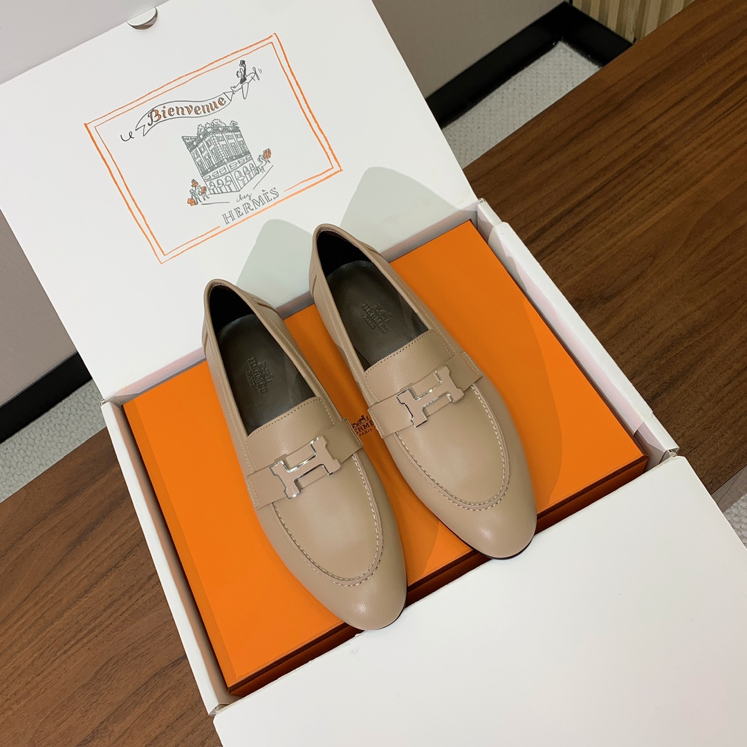 【Herm*s】高版本经典乐福鞋。虽然款式出的少，但是胜在经典、从来不会过时。鞋面牛皮。定制金属扣。羊皮