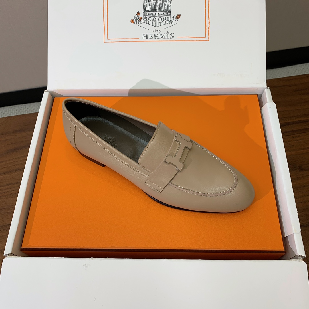 【Herm*s】高版本经典乐福鞋。虽然款式出的少，但是胜在经典、从来不会过时。鞋面牛皮。定制金属扣。羊皮