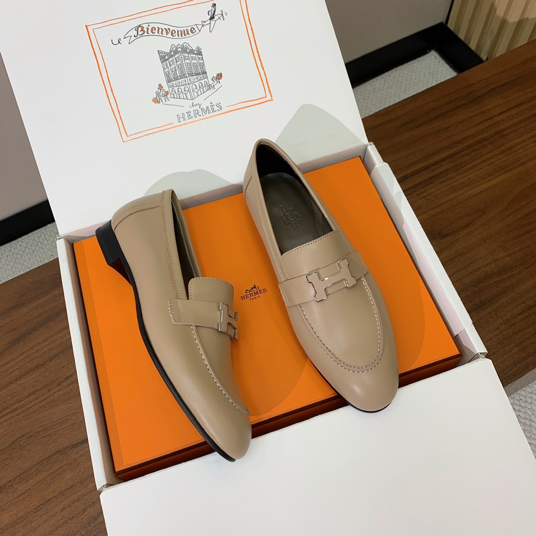 【Herm*s】高版本经典乐福鞋。虽然款式出的少，但是胜在经典、从来不会过时。鞋面牛皮。定制金属扣。羊皮