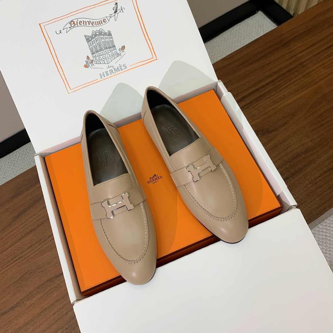 【Herm*s】高版本经典乐福鞋。虽然款式出的少，但是胜在经典、从来不会过时。鞋面牛皮。定制金属扣。羊皮