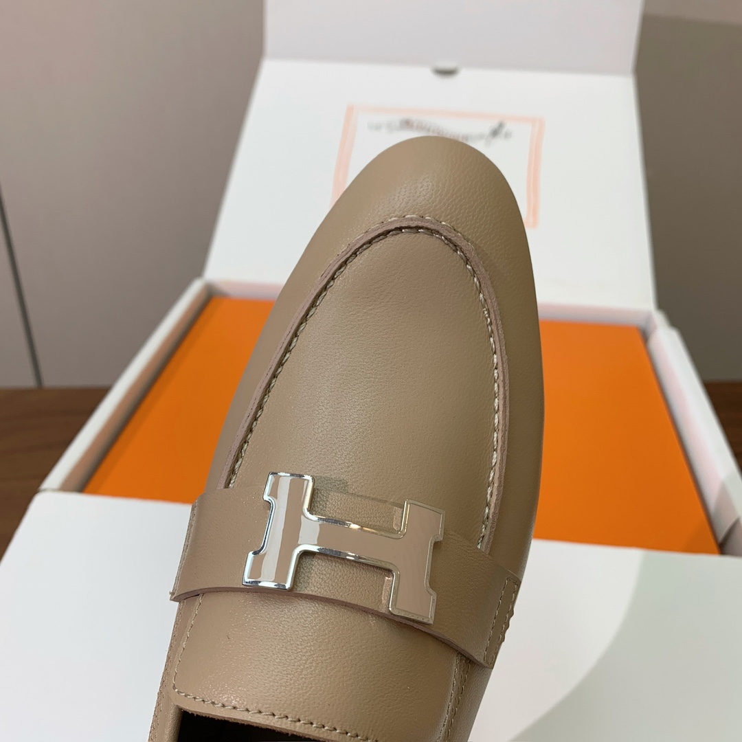 【Herm*s】高版本经典乐福鞋。虽然款式出的少，但是胜在经典、从来不会过时。鞋面牛皮。定制金属扣。羊皮