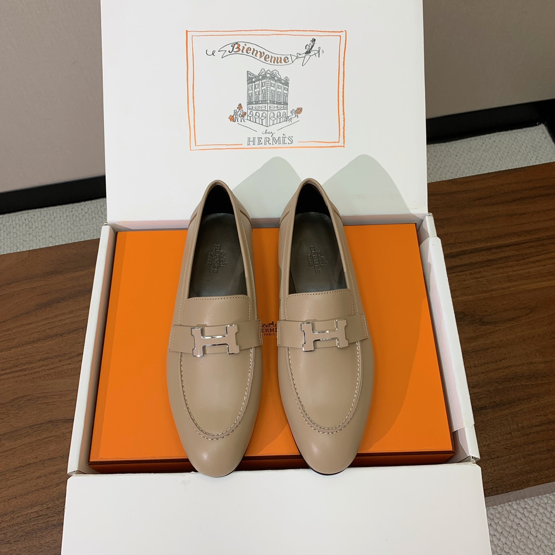 【Herm*s】高版本经典乐福鞋。虽然款式出的少，但是胜在经典、从来不会过时。鞋面牛皮。定制金属扣。羊皮