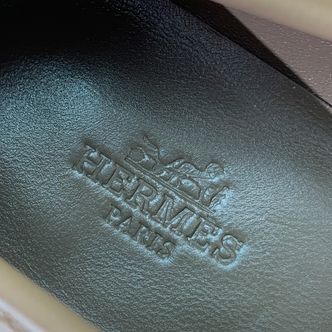 【Herm*s】高版本经典乐福鞋。虽然款式出的少，但是胜在经典、从来不会过时。鞋面牛皮。定制金属扣。羊皮