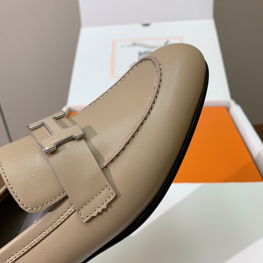 【Herm*s】高版本经典乐福鞋。虽然款式出的少，但是胜在经典、从来不会过时。鞋面牛皮。定制金属扣。羊皮