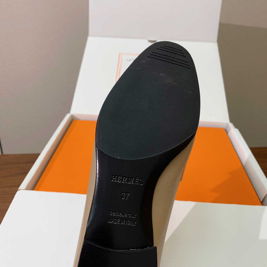 【Herm*s】高版本经典乐福鞋。虽然款式出的少，但是胜在经典、从来不会过时。鞋面牛皮。定制金属扣。羊皮