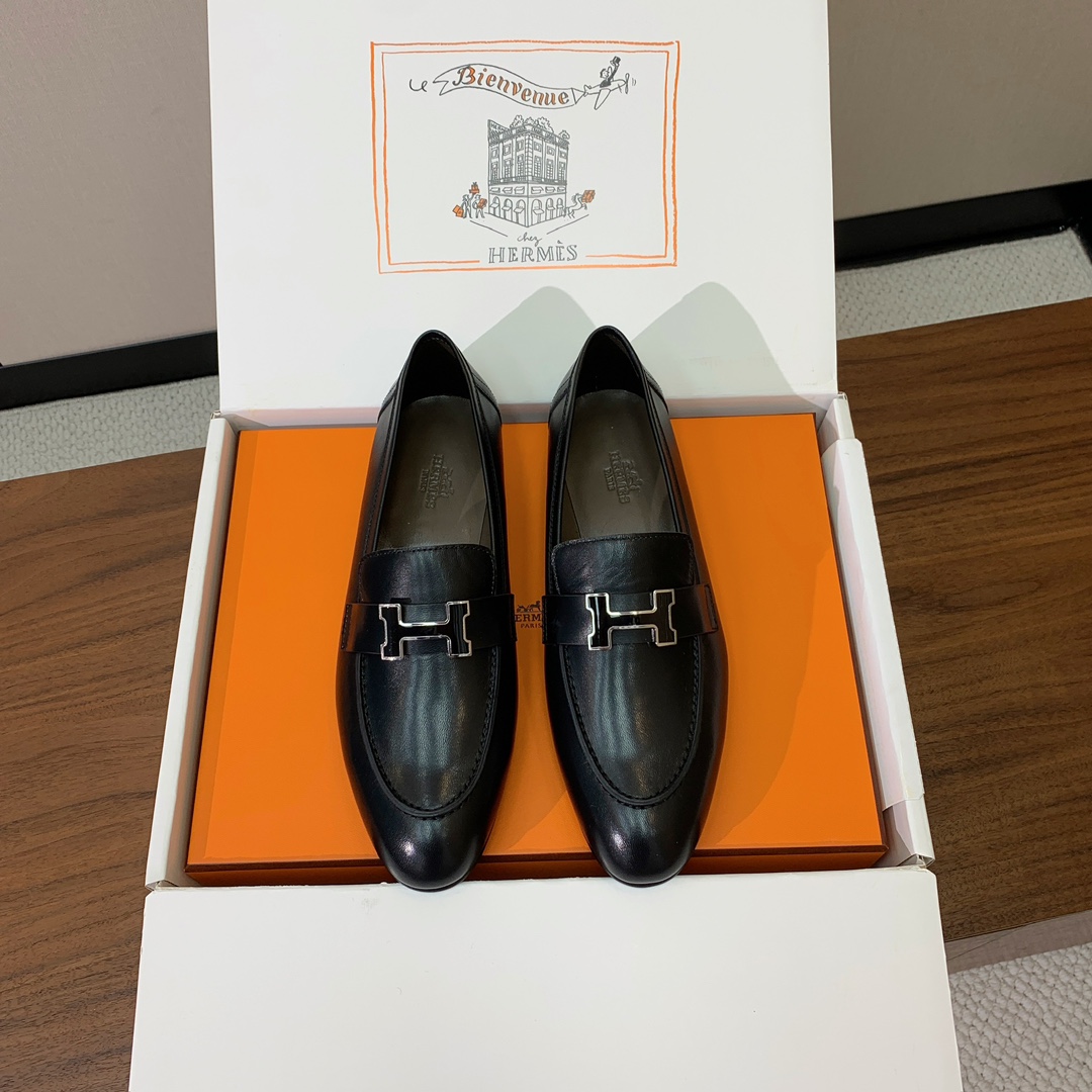【Herm*s】高版本经典乐福鞋。虽然款式出的少，但是胜在经典、从来不会过时。鞋面牛皮。定制金属扣。羊皮