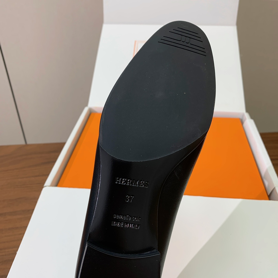 【Herm*s】高版本经典乐福鞋。虽然款式出的少，但是胜在经典、从来不会过时。鞋面牛皮。定制金属扣。羊皮
