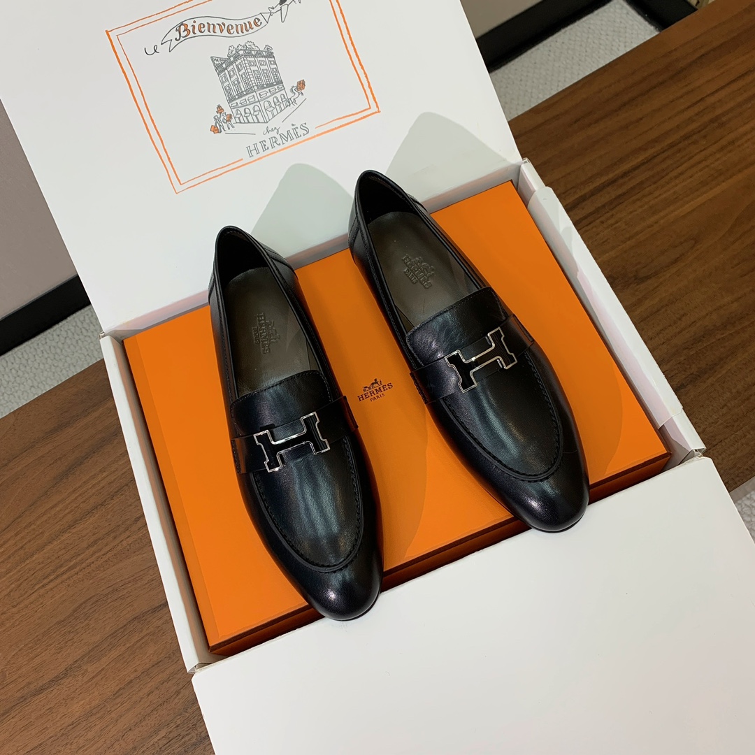 【Herm*s】高版本经典乐福鞋。虽然款式出的少，但是胜在经典、从来不会过时。鞋面牛皮。定制金属扣。羊皮