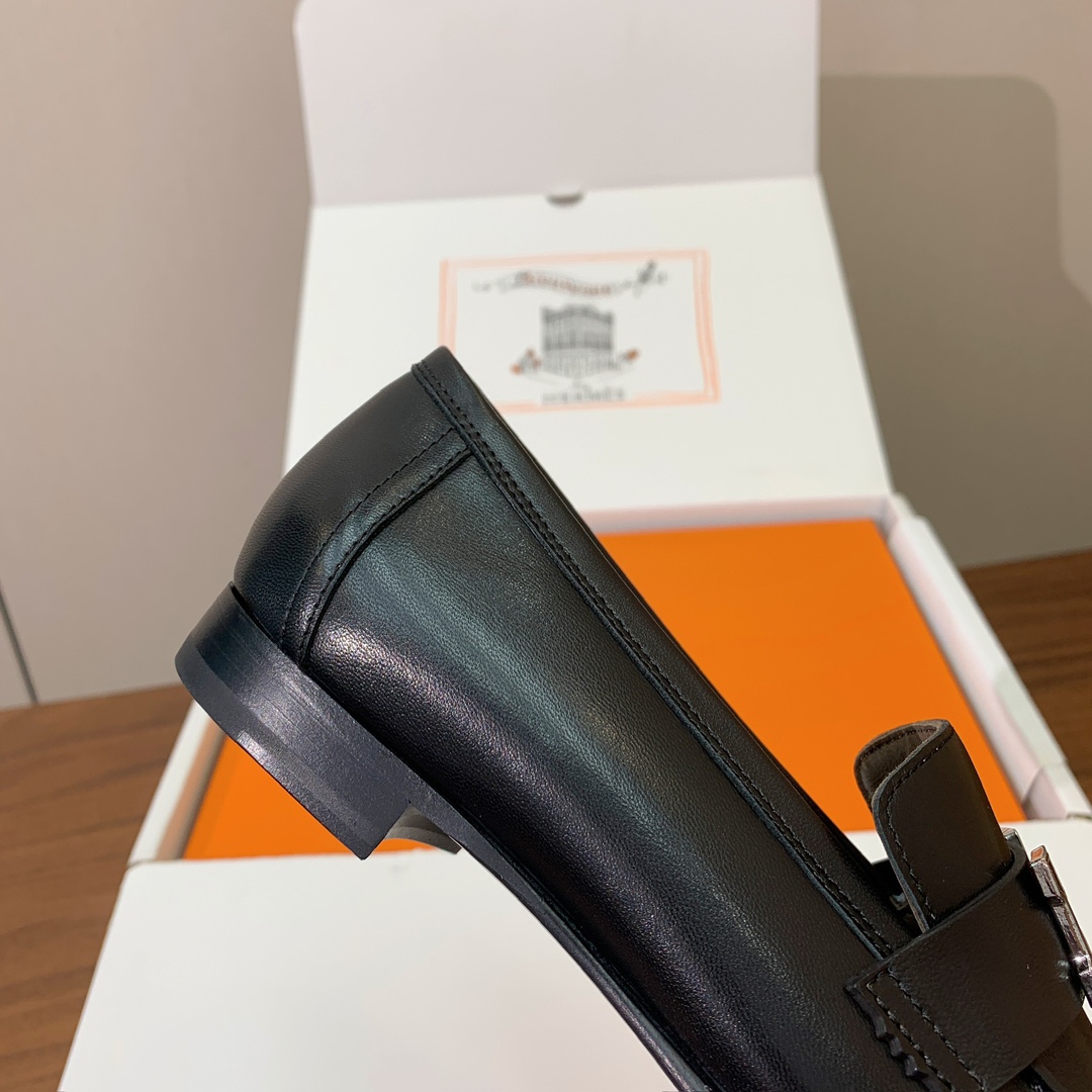 【Herm*s】高版本经典乐福鞋。虽然款式出的少，但是胜在经典、从来不会过时。鞋面牛皮。定制金属扣。羊皮