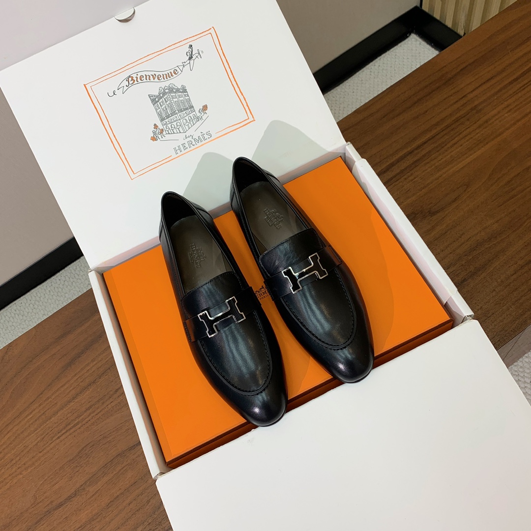 【Herm*s】高版本经典乐福鞋。虽然款式出的少，但是胜在经典、从来不会过时。鞋面牛皮。定制金属扣。羊皮
