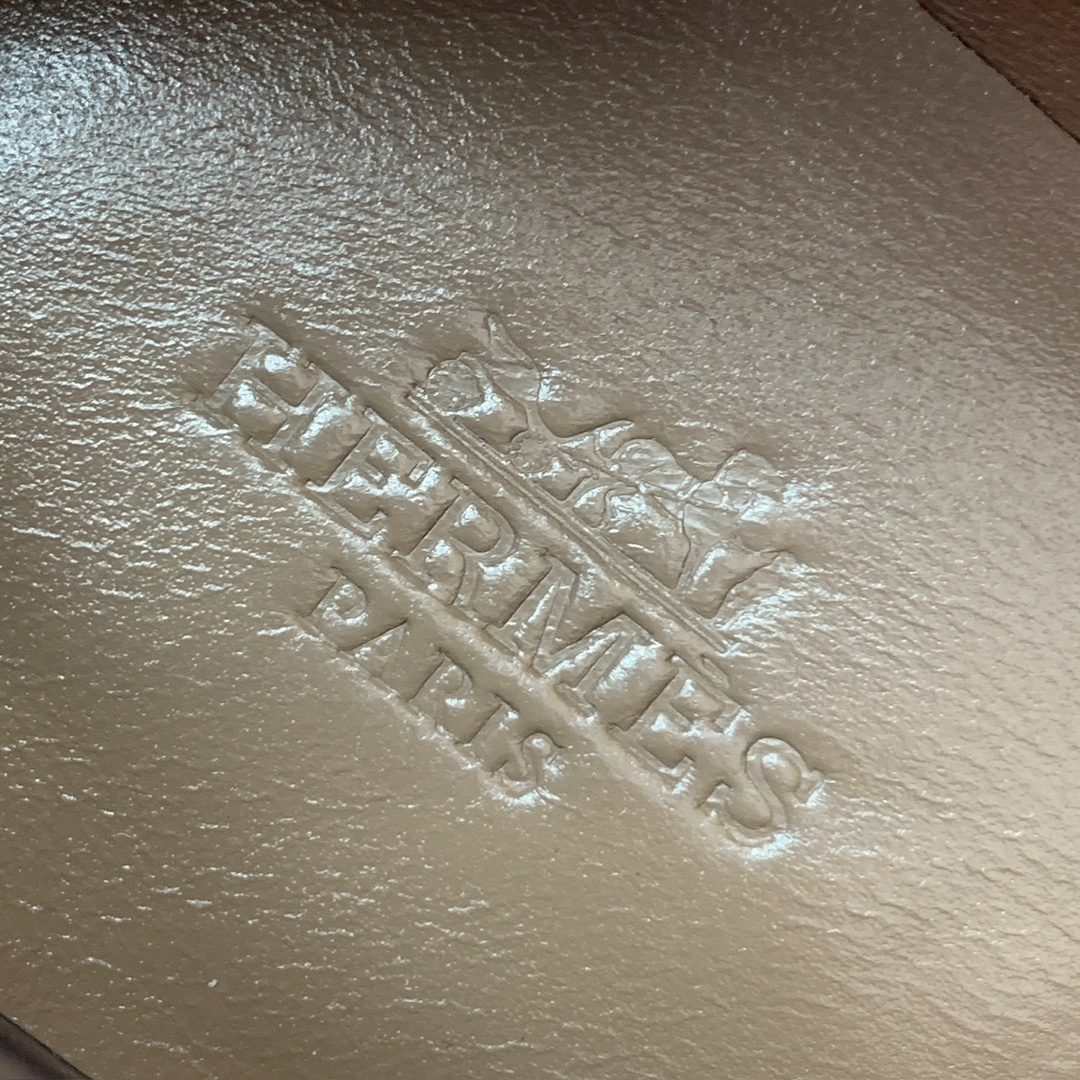 【Herm*s】高版本经典乐福鞋。虽然款式出的少，但是胜在经典、从来不会过时。鞋面牛皮。定制金属扣。羊皮