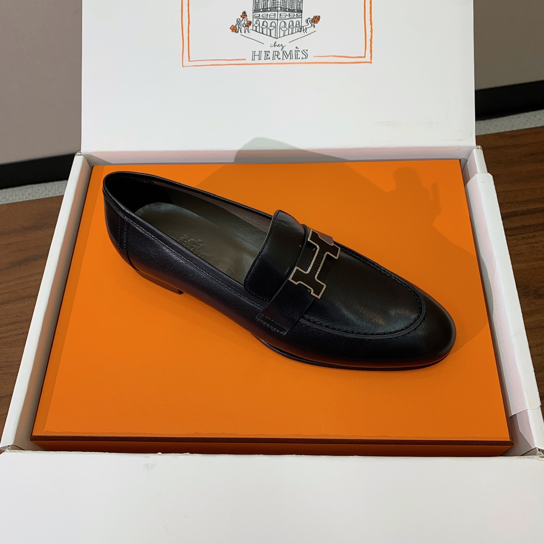 【Herm*s】高版本经典乐福鞋。虽然款式出的少，但是胜在经典、从来不会过时。鞋面牛皮。定制金属扣。羊皮