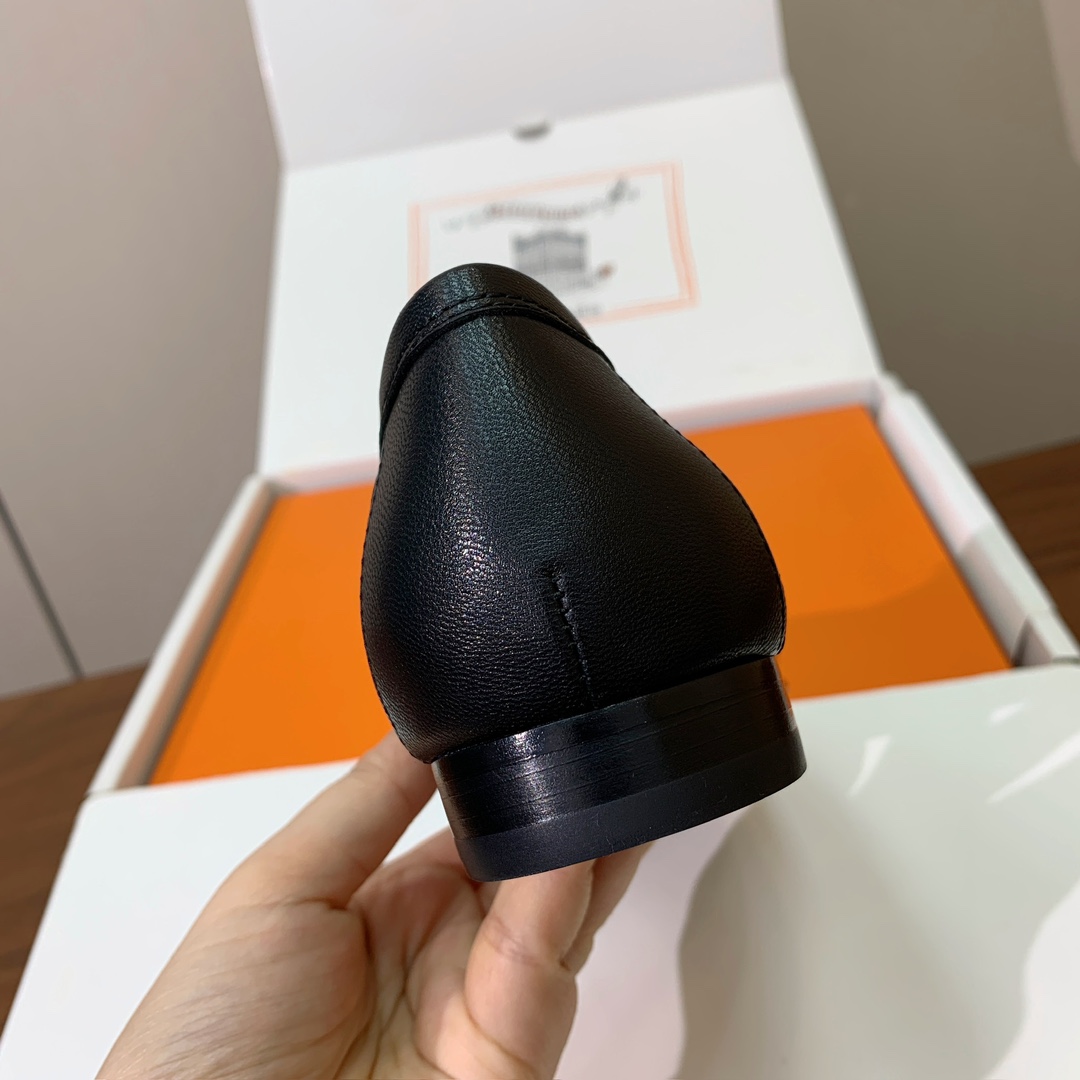 【Herm*s】高版本经典乐福鞋。虽然款式出的少，但是胜在经典、从来不会过时。鞋面牛皮。定制金属扣。羊皮