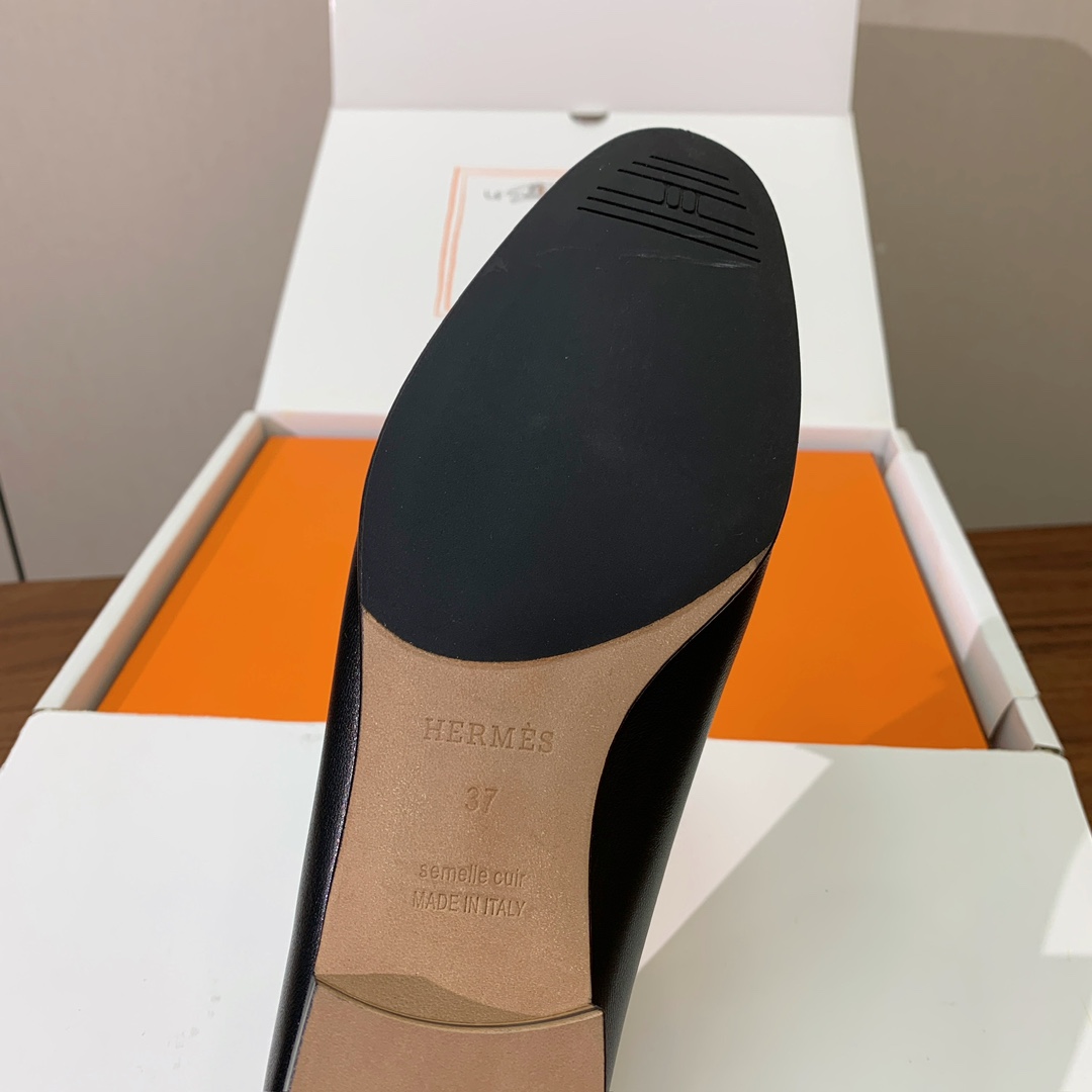 【Herm*s】高版本经典乐福鞋。虽然款式出的少，但是胜在经典、从来不会过时。鞋面牛皮。定制金属扣。羊皮