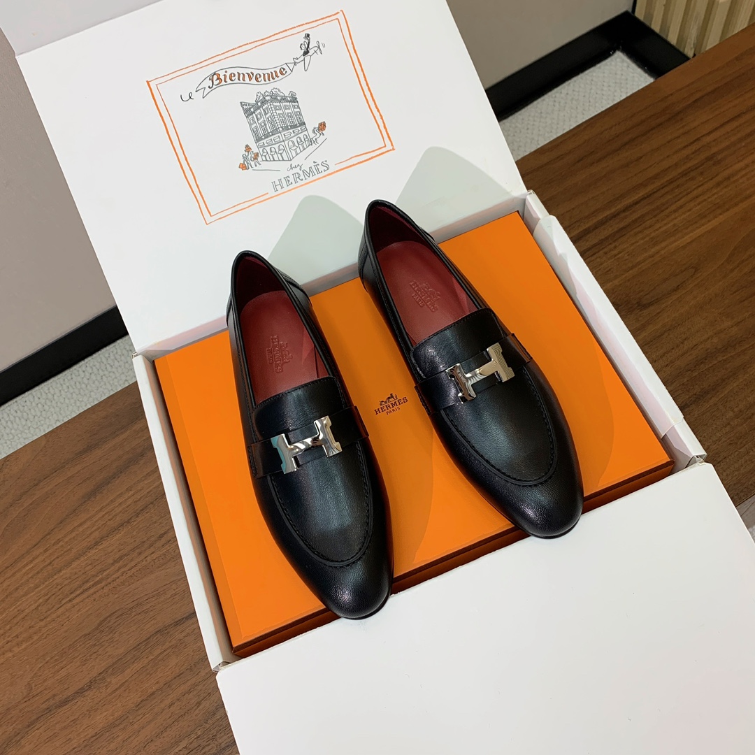 【Herm*s】高版本经典乐福鞋。虽然款式出的少，但是胜在经典、从来不会过时。鞋面牛皮。定制金属扣。羊皮