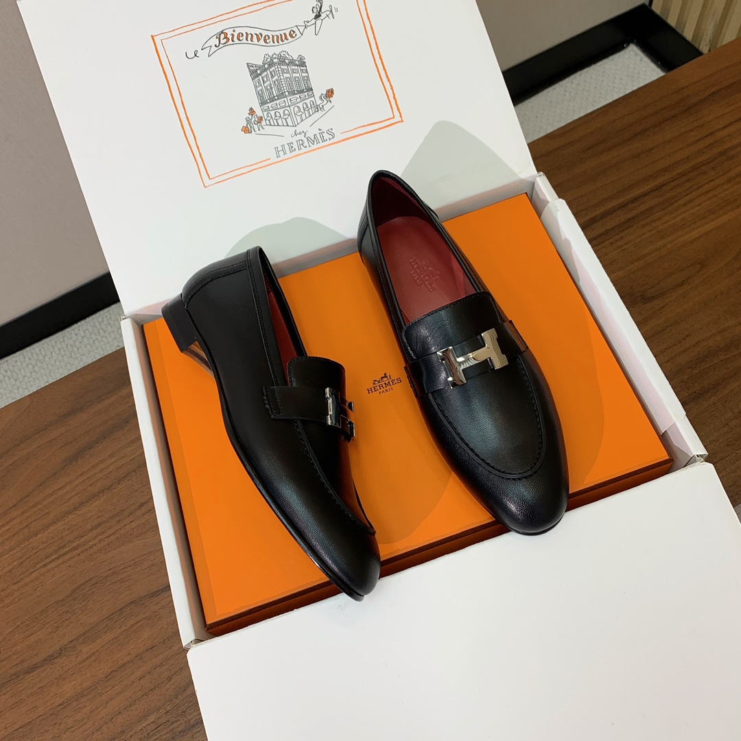 【Herm*s】高版本经典乐福鞋。虽然款式出的少，但是胜在经典、从来不会过时。鞋面牛皮。定制金属扣。羊皮