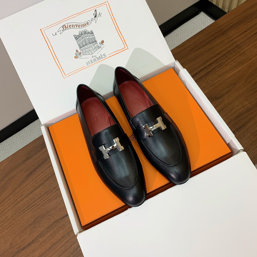 【Herm*s】高版本经典乐福鞋。虽然款式出的少，但是胜在经典、从来不会过时。鞋面牛皮。定制金属扣。羊皮