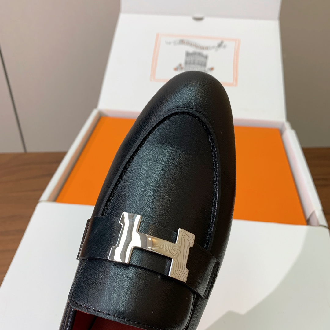 【Herm*s】高版本经典乐福鞋。虽然款式出的少，但是胜在经典、从来不会过时。鞋面牛皮。定制金属扣。羊皮