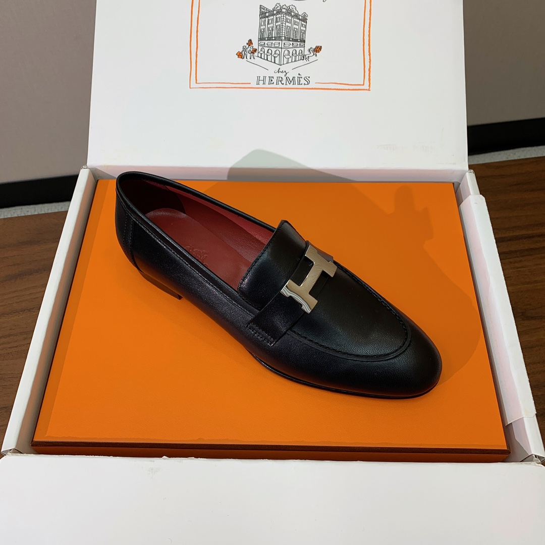 【Herm*s】高版本经典乐福鞋。虽然款式出的少，但是胜在经典、从来不会过时。鞋面牛皮。定制金属扣。羊皮