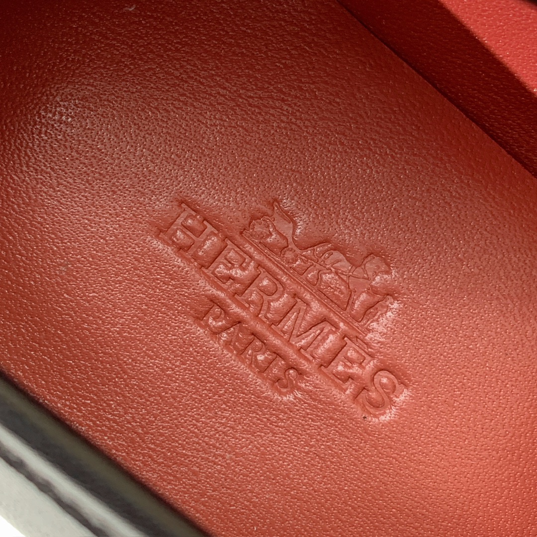 【Herm*s】高版本经典乐福鞋。虽然款式出的少，但是胜在经典、从来不会过时。鞋面牛皮。定制金属扣。羊皮