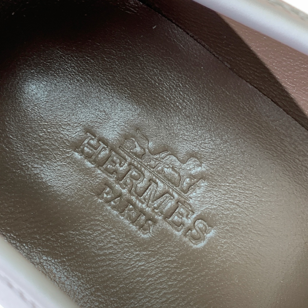 【Herm*s】高版本经典乐福鞋。虽然款式出的少，但是胜在经典、从来不会过时。鞋面牛皮。定制金属扣。羊皮