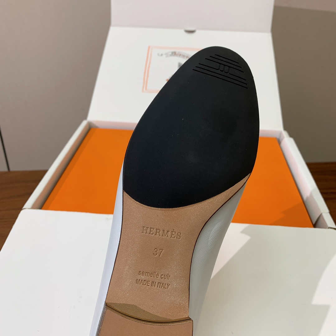 【Herm*s】高版本经典乐福鞋。虽然款式出的少，但是胜在经典、从来不会过时。鞋面牛皮。定制金属扣。羊皮