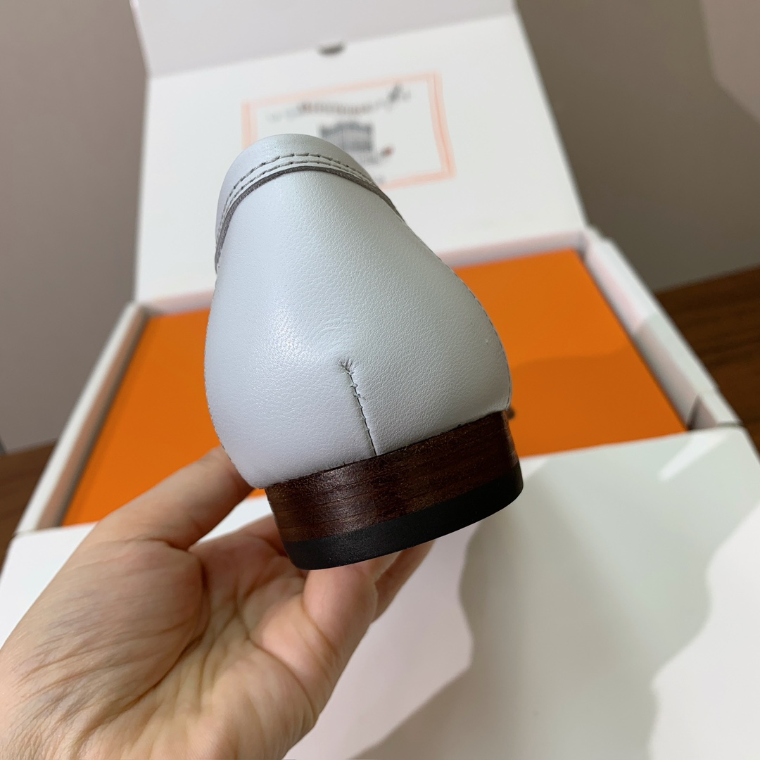 【Herm*s】高版本经典乐福鞋。虽然款式出的少，但是胜在经典、从来不会过时。鞋面牛皮。定制金属扣。羊皮