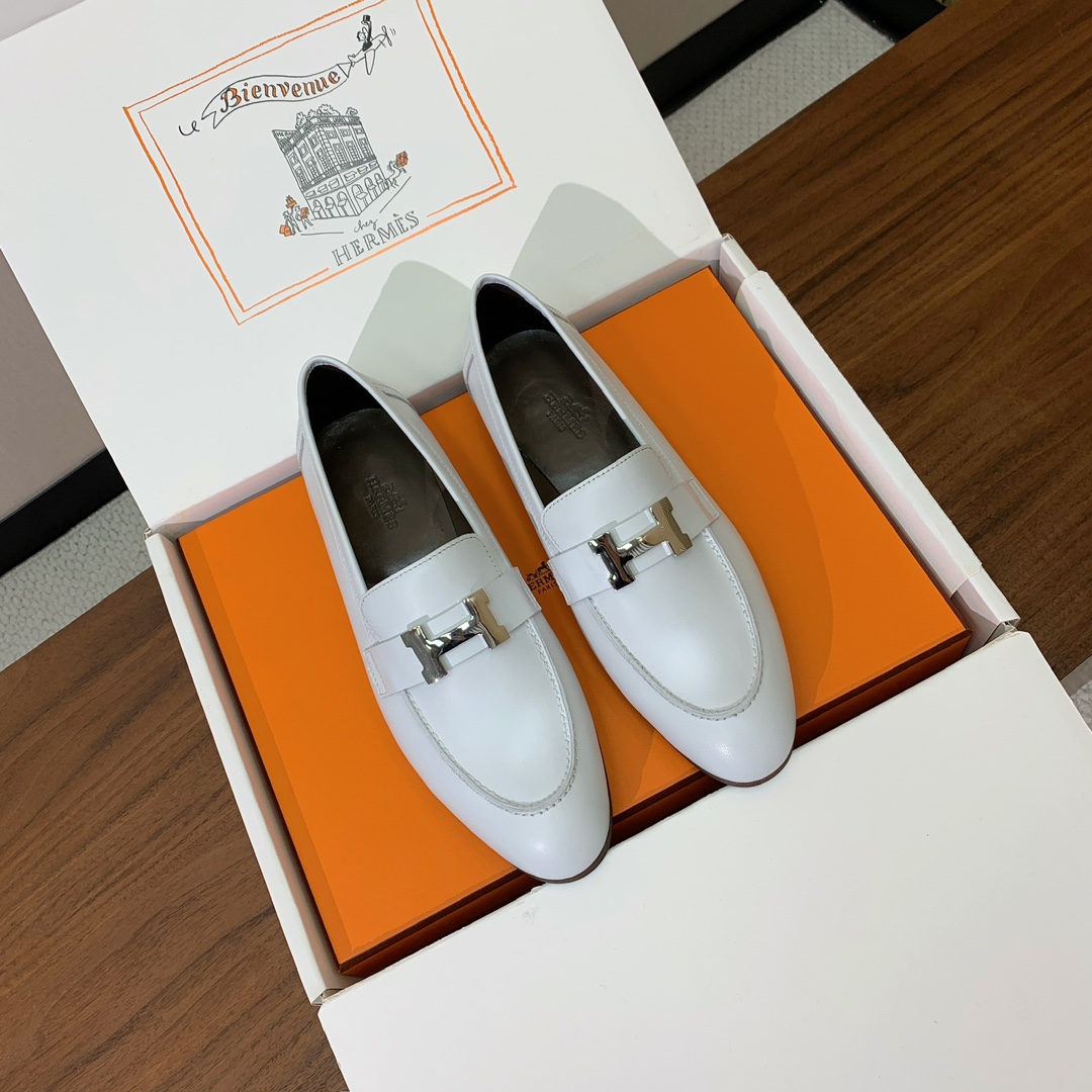 【Herm*s】高版本经典乐福鞋。虽然款式出的少，但是胜在经典、从来不会过时。鞋面牛皮。定制金属扣。羊皮