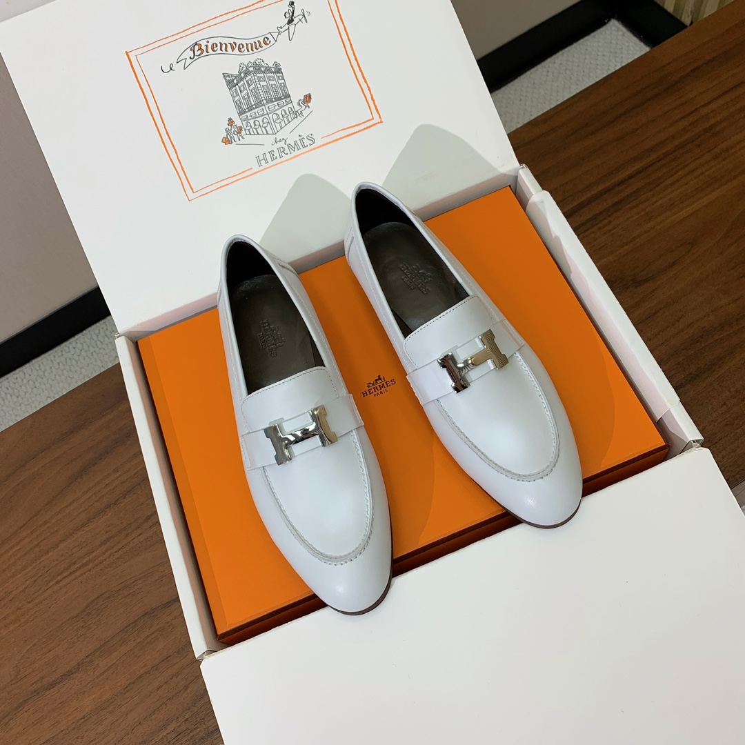 【Herm*s】高版本经典乐福鞋。虽然款式出的少，但是胜在经典、从来不会过时。鞋面牛皮。定制金属扣。羊皮