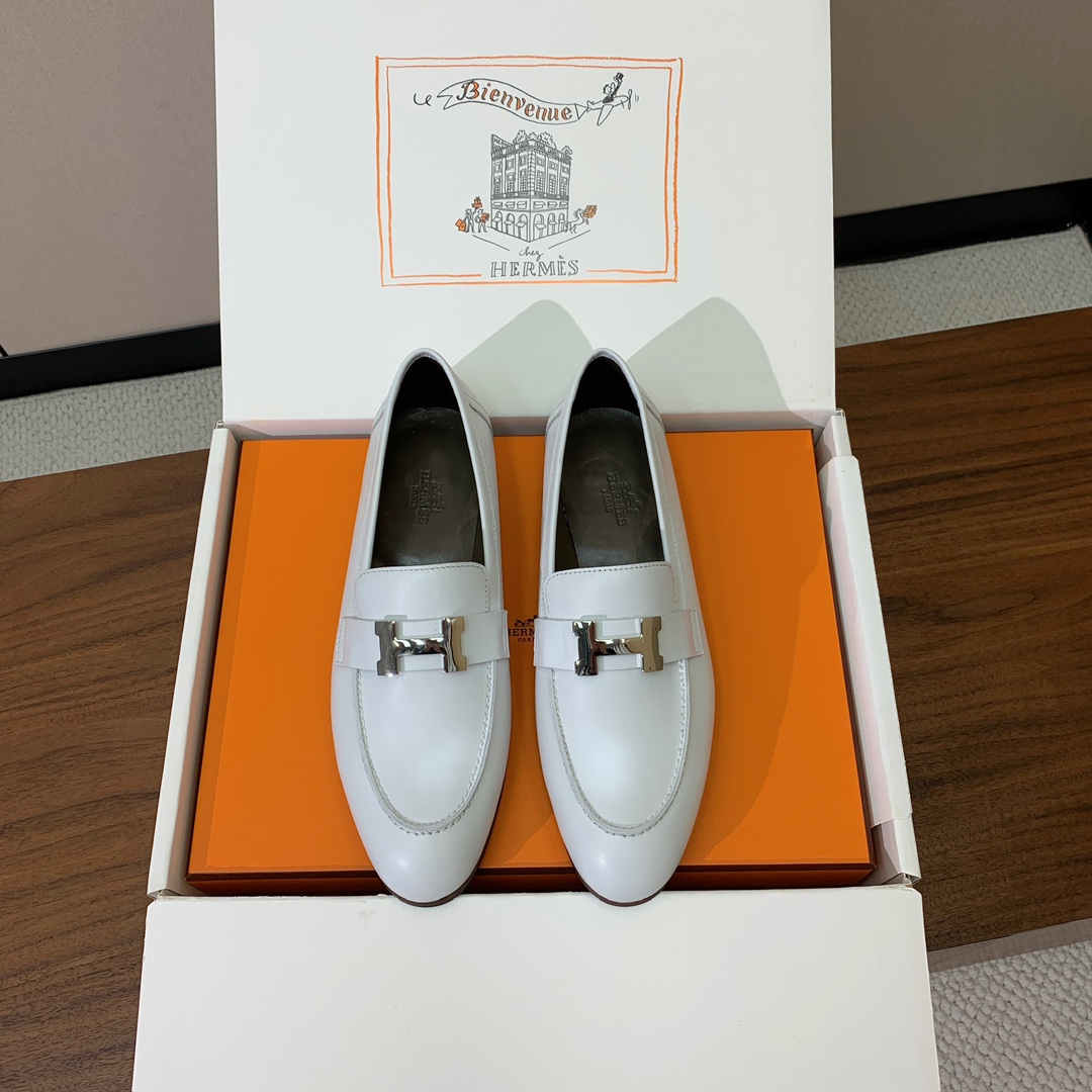 【Herm*s】高版本经典乐福鞋。虽然款式出的少，但是胜在经典、从来不会过时。鞋面牛皮。定制金属扣。羊皮