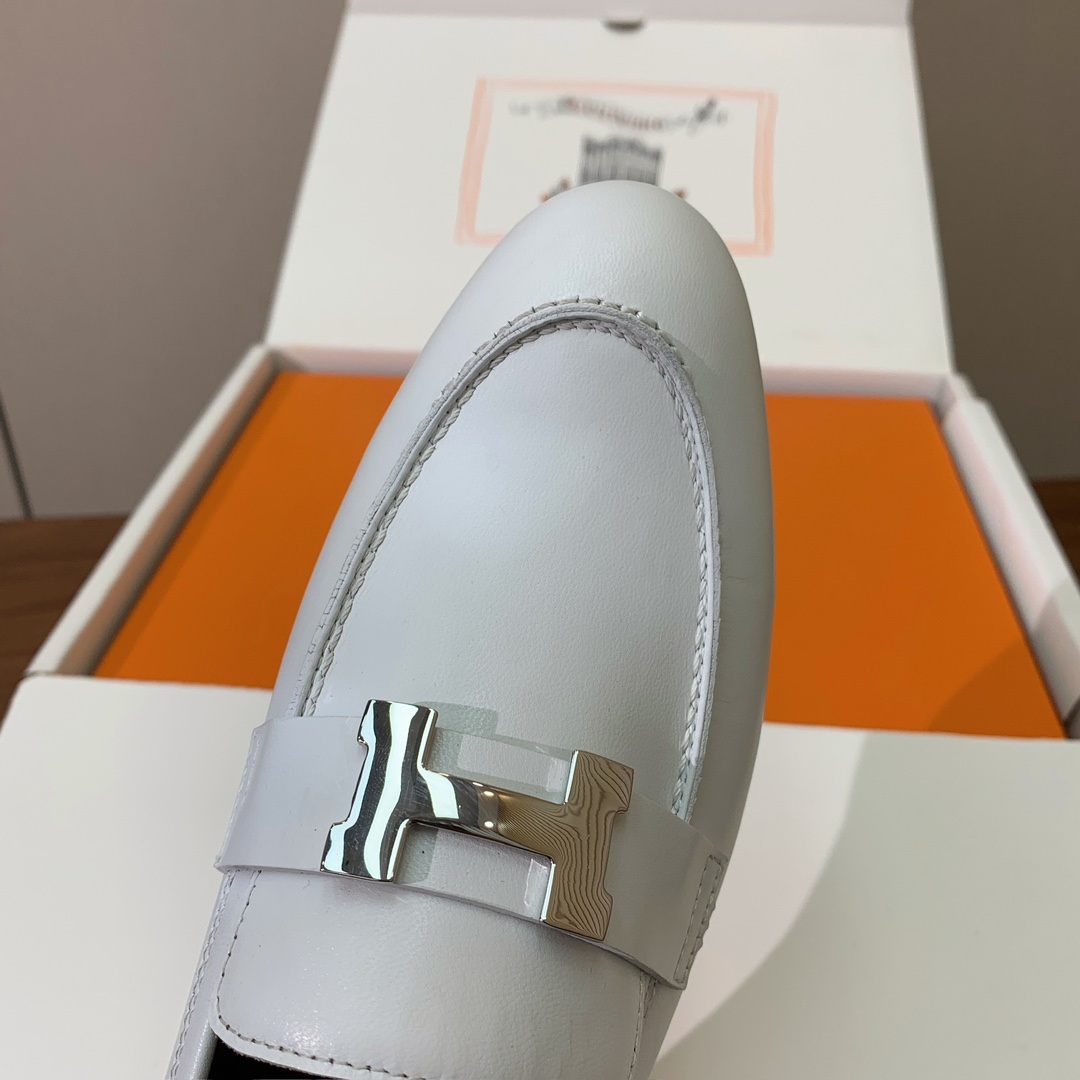 【Herm*s】高版本经典乐福鞋。虽然款式出的少，但是胜在经典、从来不会过时。鞋面牛皮。定制金属扣。羊皮