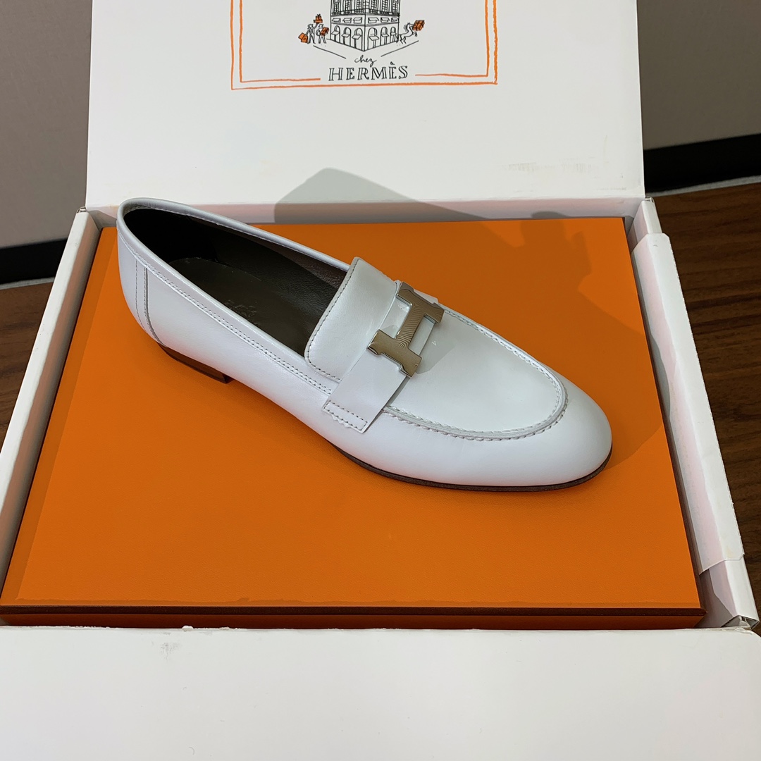 【Herm*s】高版本经典乐福鞋。虽然款式出的少，但是胜在经典、从来不会过时。鞋面牛皮。定制金属扣。羊皮