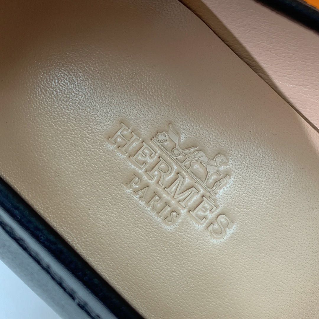 【Herm*s】高版本经典乐福鞋。虽然款式出的少，但是胜在经典、从来不会过时。鞋面牛皮。定制金属扣。羊皮