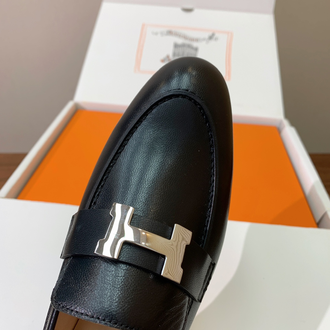 【Herm*s】高版本经典乐福鞋。虽然款式出的少，但是胜在经典、从来不会过时。鞋面牛皮。定制金属扣。羊皮