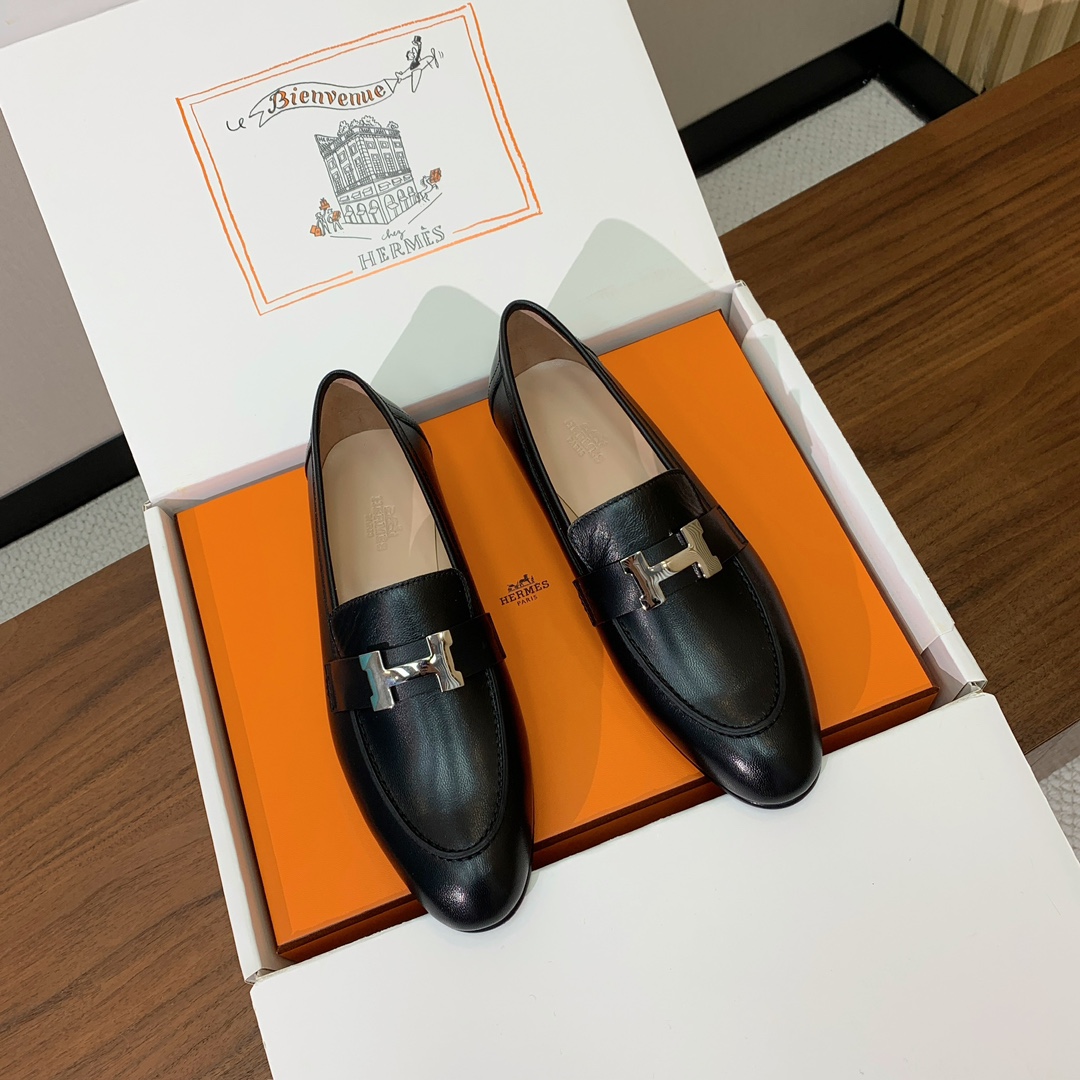 【Herm*s】高版本经典乐福鞋。虽然款式出的少，但是胜在经典、从来不会过时。鞋面牛皮。定制金属扣。羊皮