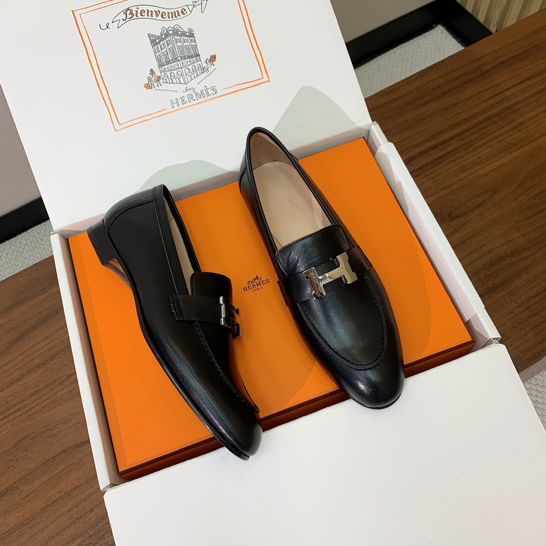 【Herm*s】高版本经典乐福鞋。虽然款式出的少，但是胜在经典、从来不会过时。鞋面牛皮。定制金属扣。羊皮