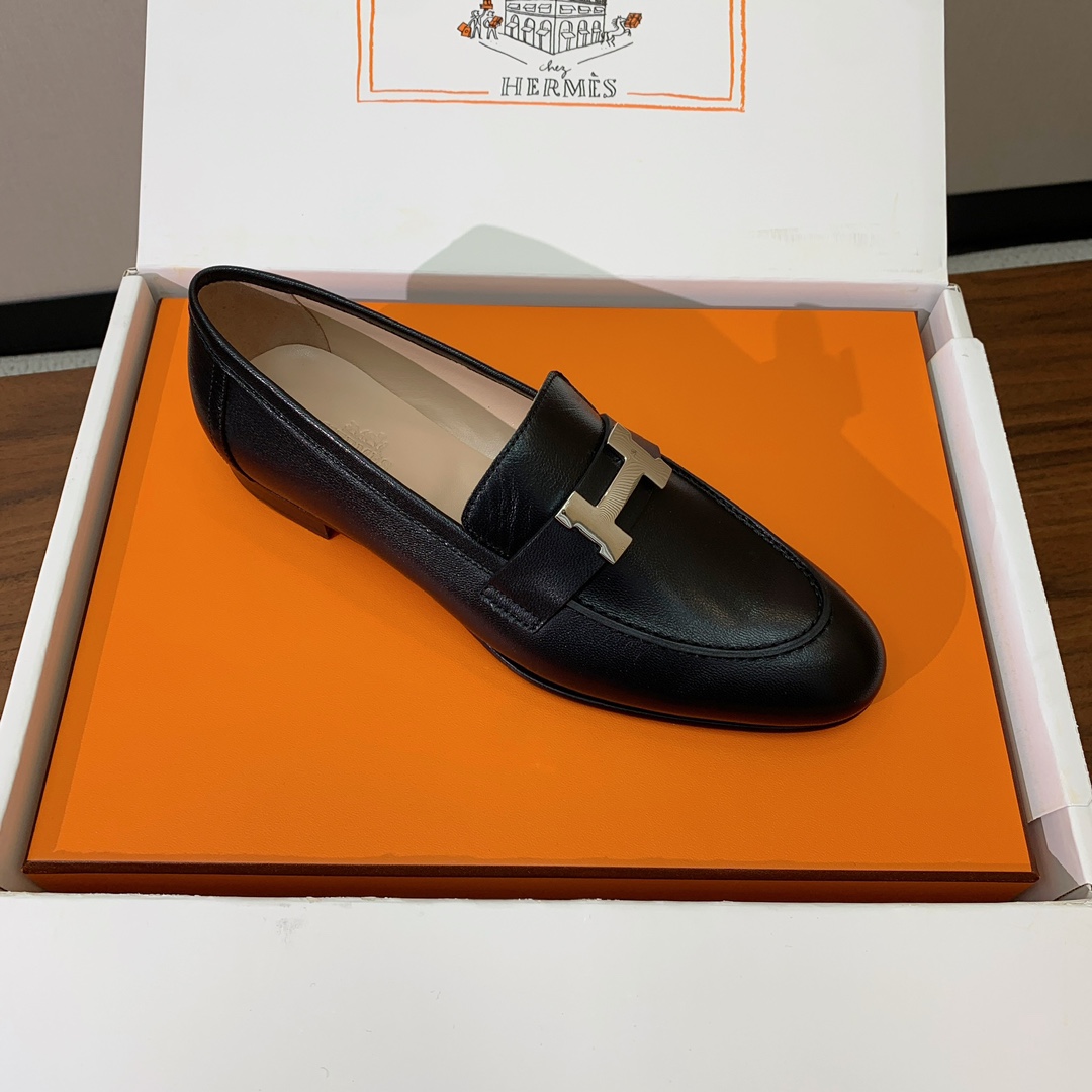 【Herm*s】高版本经典乐福鞋。虽然款式出的少，但是胜在经典、从来不会过时。鞋面牛皮。定制金属扣。羊皮