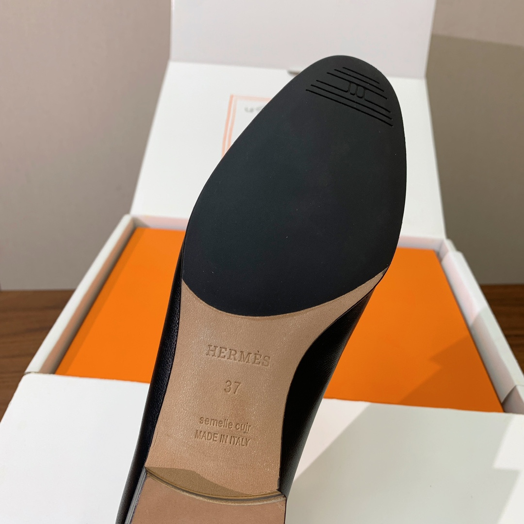 【Herm*s】高版本经典乐福鞋。虽然款式出的少，但是胜在经典、从来不会过时。鞋面牛皮。定制金属扣。羊皮