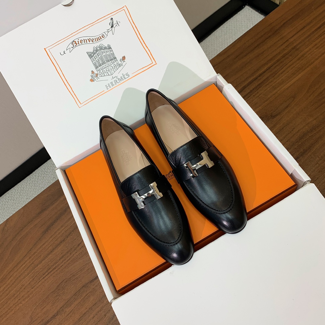 【Herm*s】高版本经典乐福鞋。虽然款式出的少，但是胜在经典、从来不会过时。鞋面牛皮。定制金属扣。羊皮