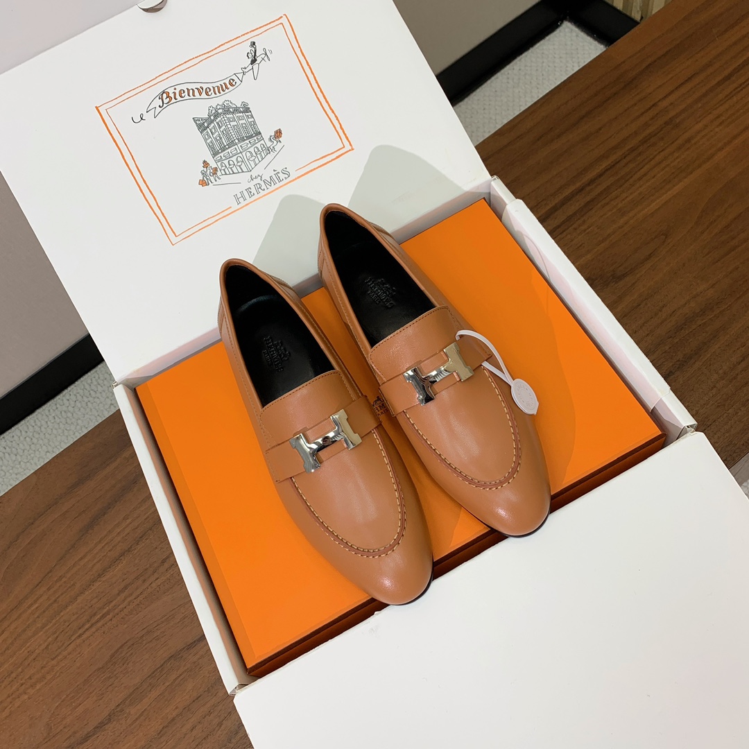 【Herm*s】高版本经典乐福鞋。虽然款式出的少，但是胜在经典、从来不会过时。鞋面牛皮。定制金属扣。羊皮