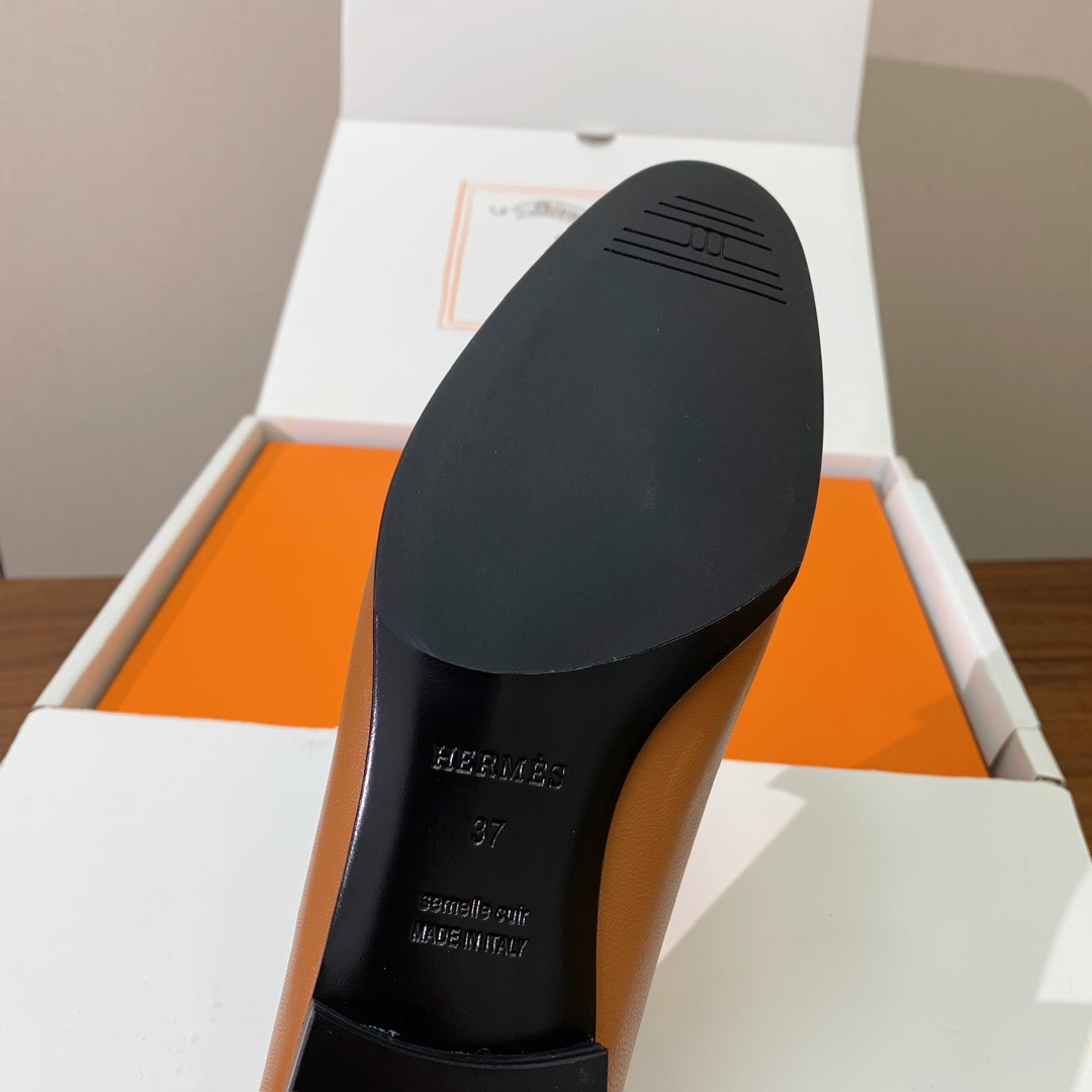 【Herm*s】高版本经典乐福鞋。虽然款式出的少，但是胜在经典、从来不会过时。鞋面牛皮。定制金属扣。羊皮