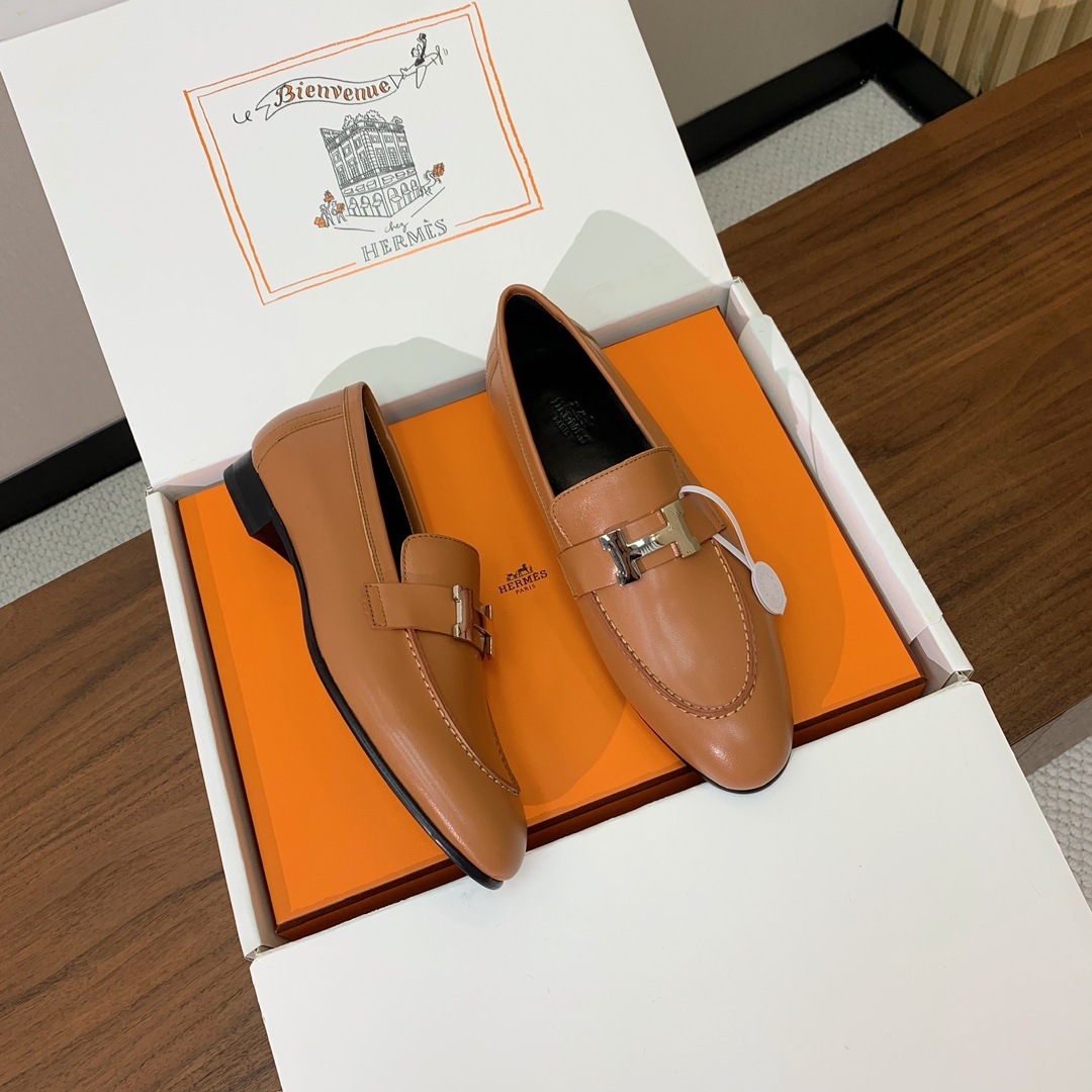 【Herm*s】高版本经典乐福鞋。虽然款式出的少，但是胜在经典、从来不会过时。鞋面牛皮。定制金属扣。羊皮