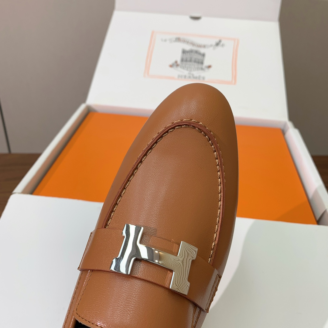 【Herm*s】高版本经典乐福鞋。虽然款式出的少，但是胜在经典、从来不会过时。鞋面牛皮。定制金属扣。羊皮