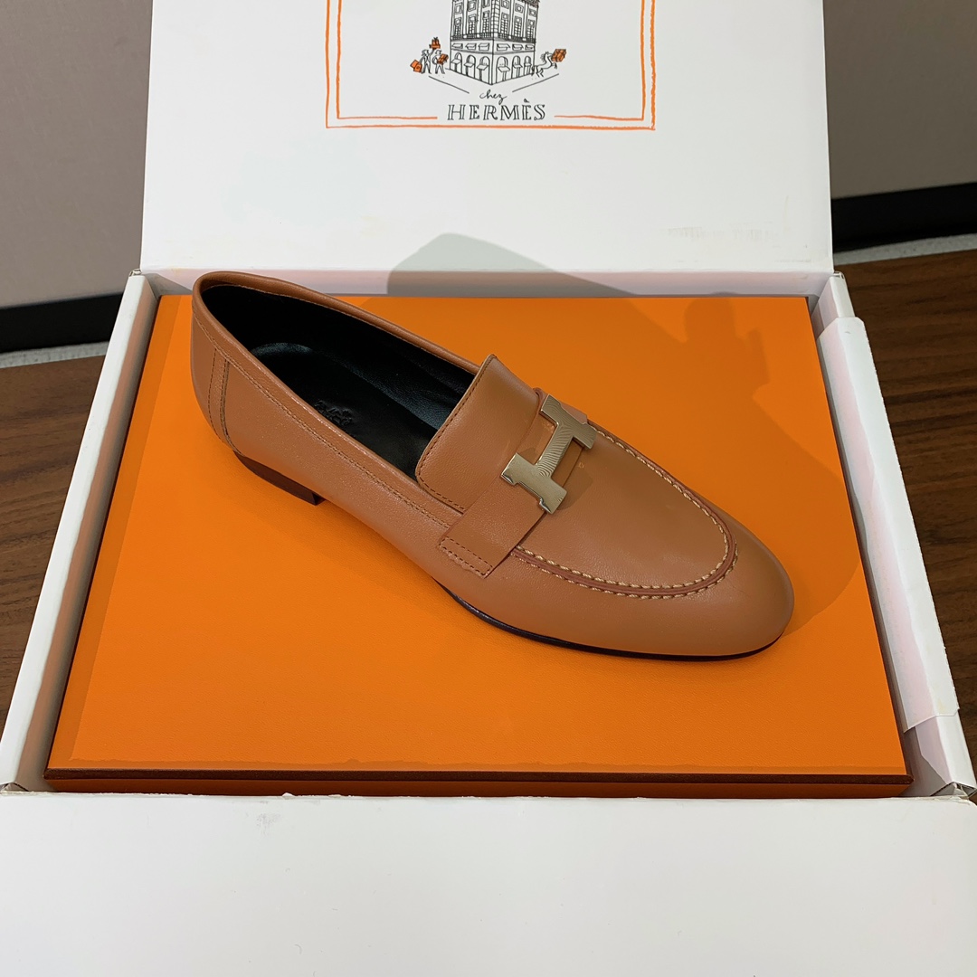 【Herm*s】高版本经典乐福鞋。虽然款式出的少，但是胜在经典、从来不会过时。鞋面牛皮。定制金属扣。羊皮