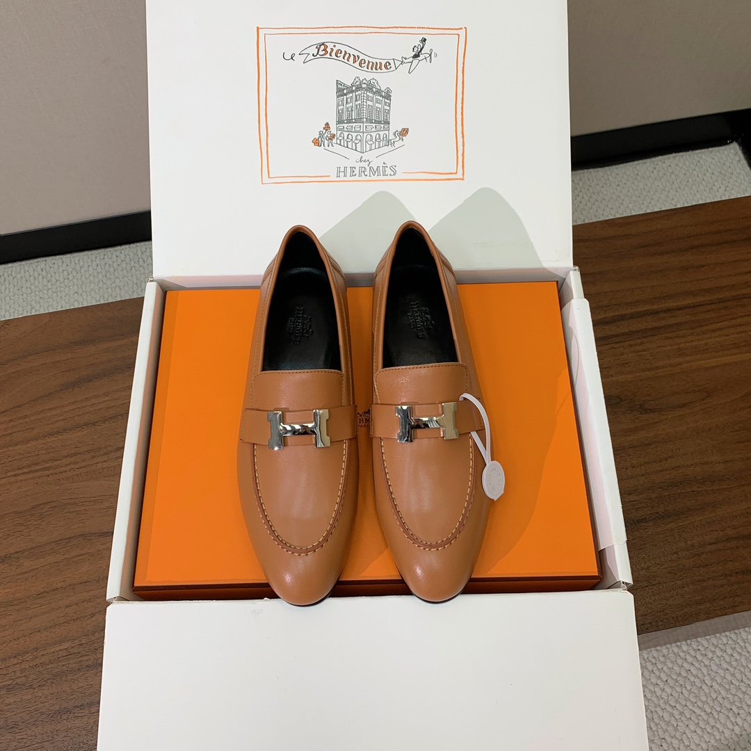 【Herm*s】高版本经典乐福鞋。虽然款式出的少，但是胜在经典、从来不会过时。鞋面牛皮。定制金属扣。羊皮