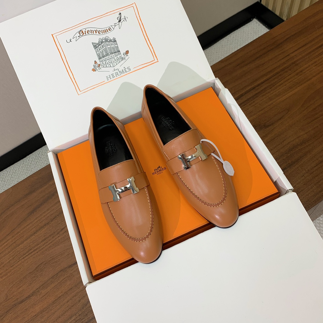 【Herm*s】高版本经典乐福鞋。虽然款式出的少，但是胜在经典、从来不会过时。鞋面牛皮。定制金属扣。羊皮