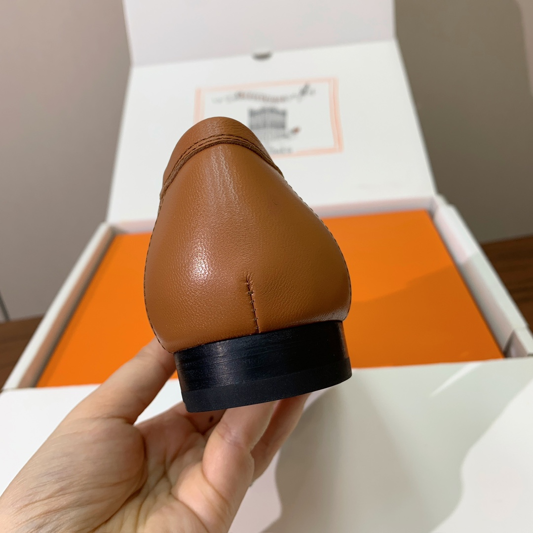 【Herm*s】高版本经典乐福鞋。虽然款式出的少，但是胜在经典、从来不会过时。鞋面牛皮。定制金属扣。羊皮