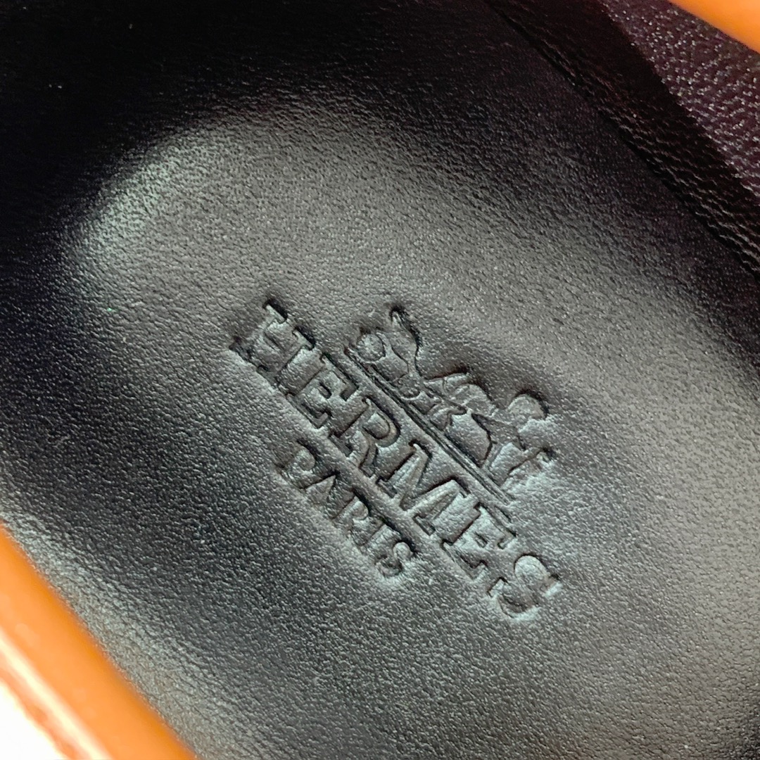 【Herm*s】高版本经典乐福鞋。虽然款式出的少，但是胜在经典、从来不会过时。鞋面牛皮。定制金属扣。羊皮