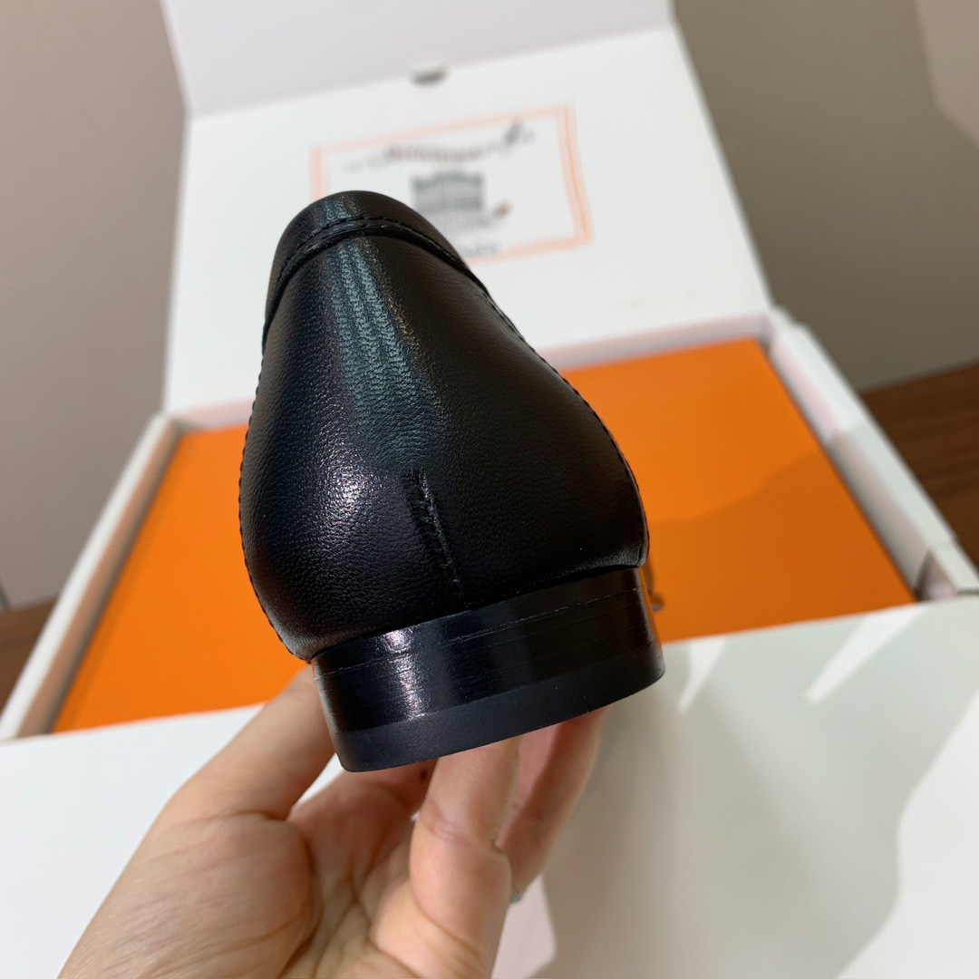 【Herm*s】高版本经典乐福鞋。虽然款式出的少，但是胜在经典、从来不会过时。鞋面牛皮。定制金属扣。羊皮