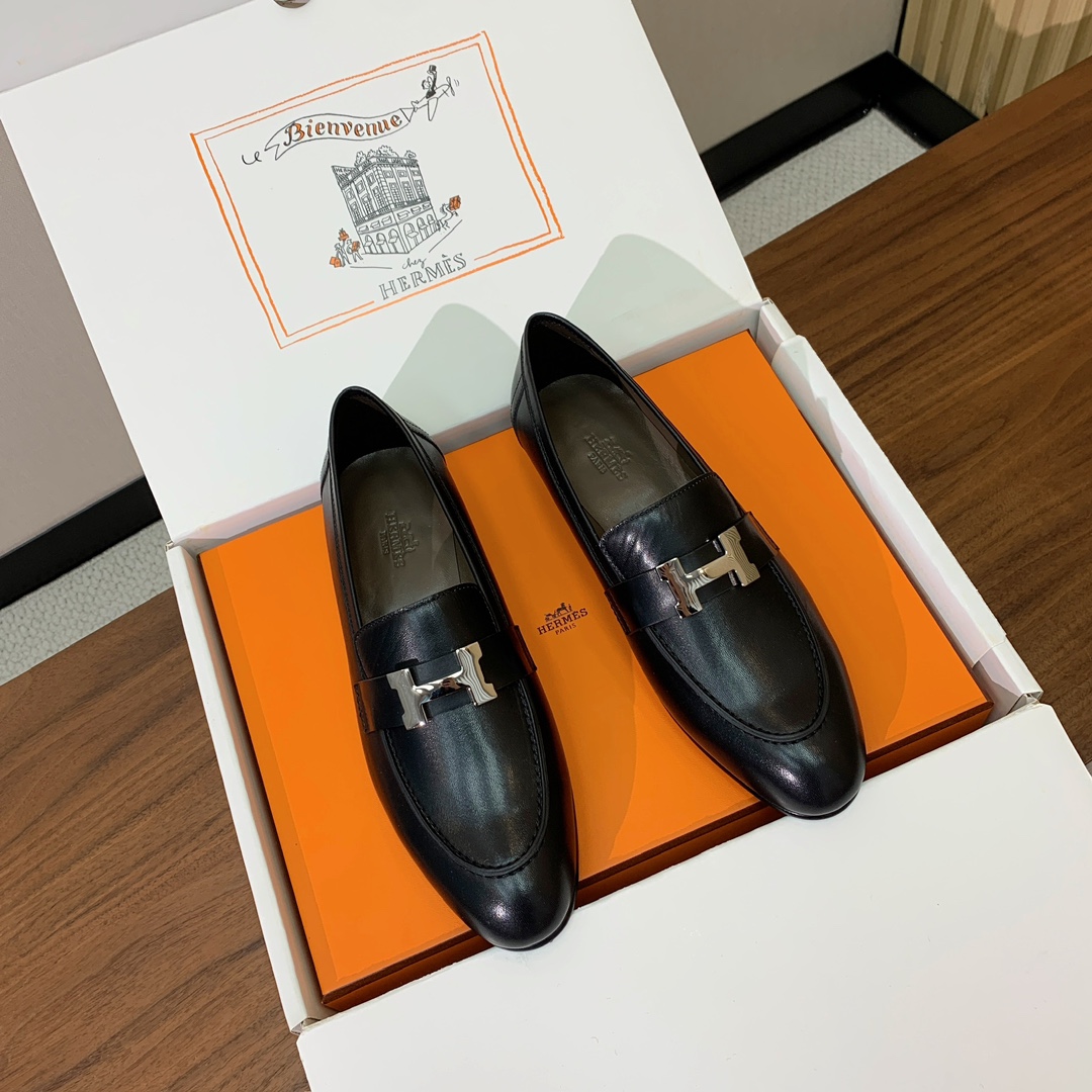 【Herm*s】高版本经典乐福鞋。虽然款式出的少，但是胜在经典、从来不会过时。鞋面牛皮。定制金属扣。羊皮
